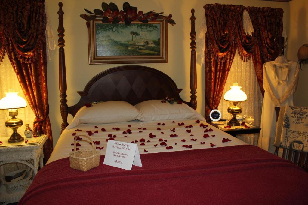 Red Bluff Cottage Bed & Breakfast Montgomery Exterior photo